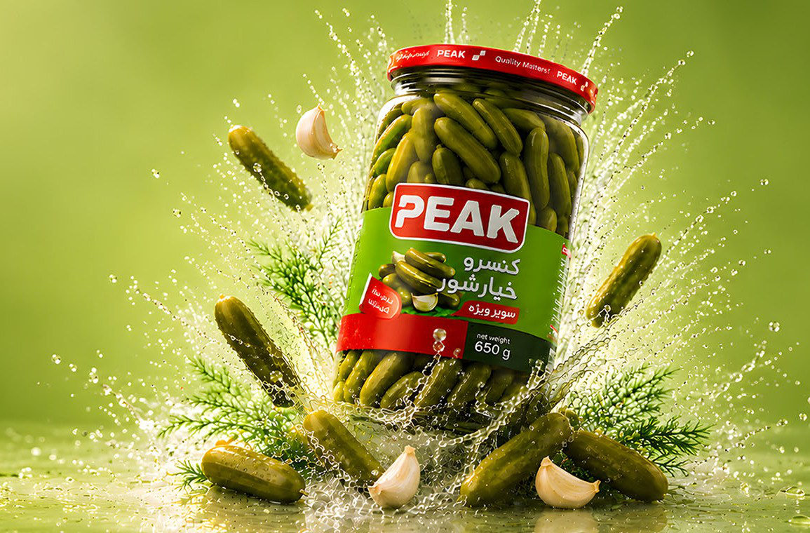کنسرو خیارشور سویر پیک ۶۵۰ گرمی در کنار خیار تازه، سیر و شوید